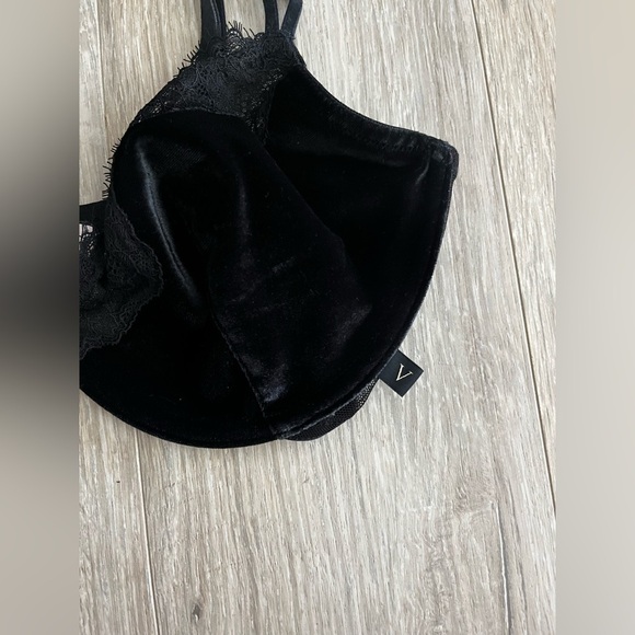 Victoria’s Secret Black Unlined Velvet & Lace Trim Demi Bra Wired Size 34DD - Picture 2 of 7